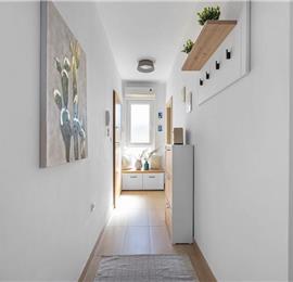 2 bedroom apartment with pool in Okrug Gornji on Ciovo Island, sleeps 6